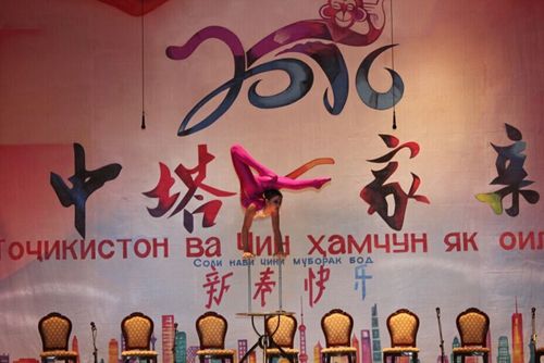 图我校合作共建塔吉克斯坦国立民族大学孔子学院举办“中塔一家亲”大型文艺汇演