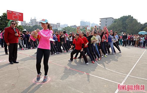 我校举行纪念“三八”国际劳动妇女节趣味运动比赛