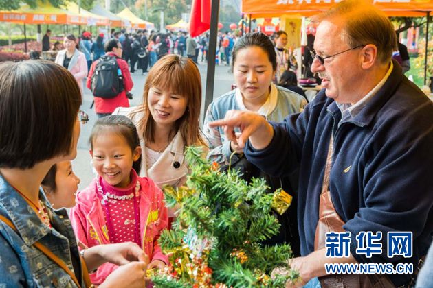 新华网三峡大学桃花节大秀国际范儿 文化交流为一带一路助力